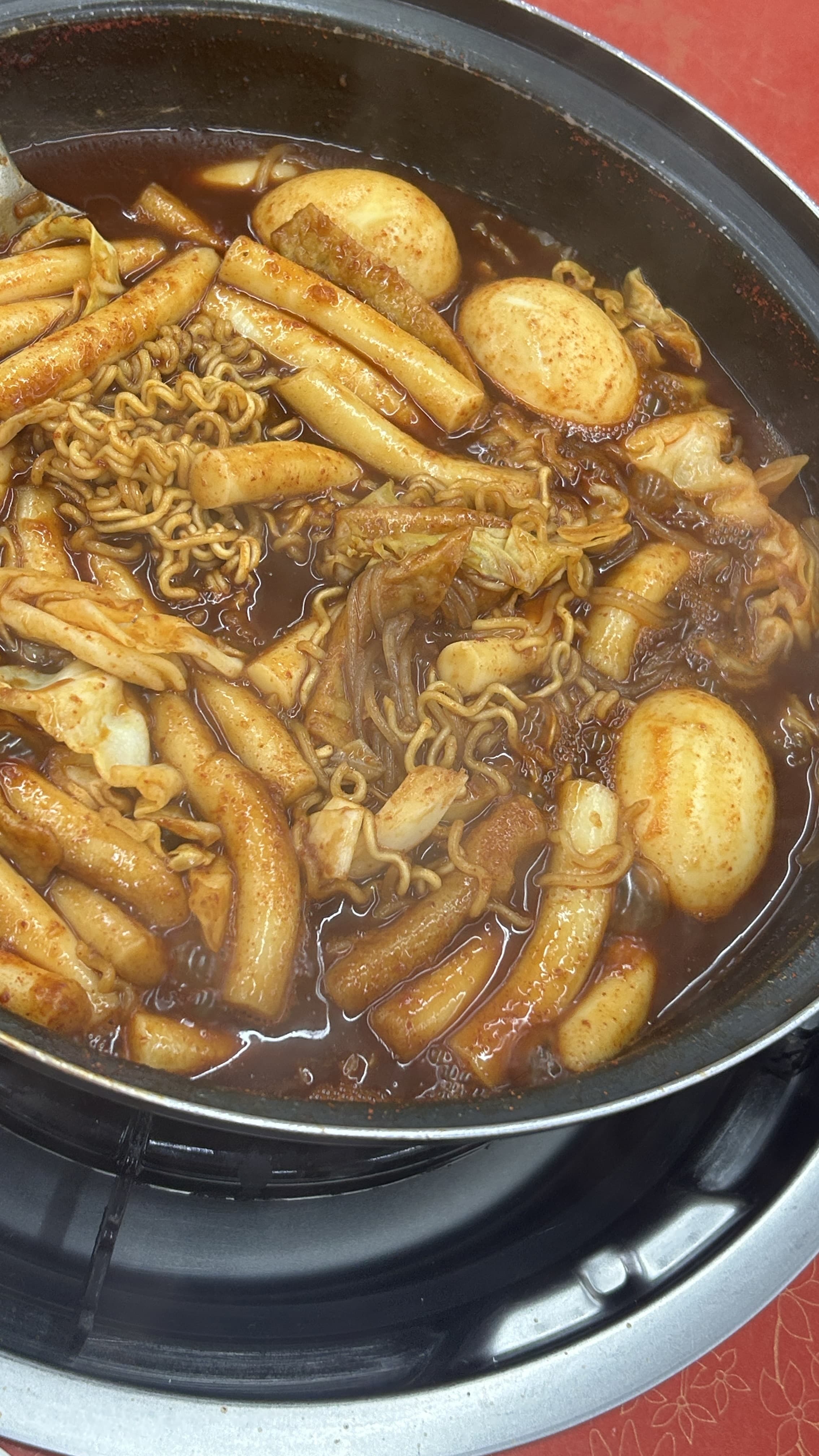 즉석떡볶이 냄비 안의 떡, 라면사리, 삶은 달걀 클로즈업