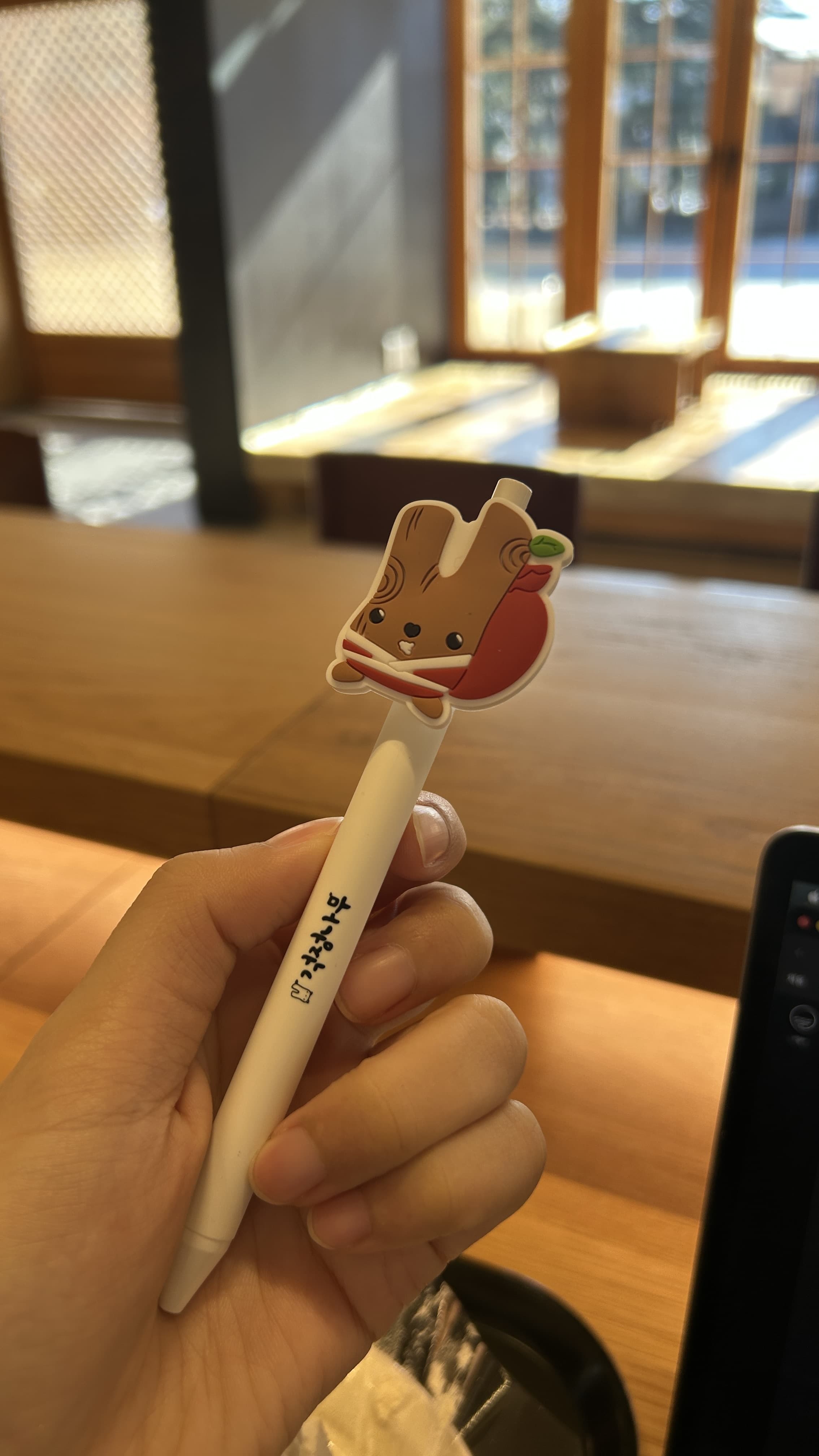 카페에서 판매하는 굿즈 볼펜